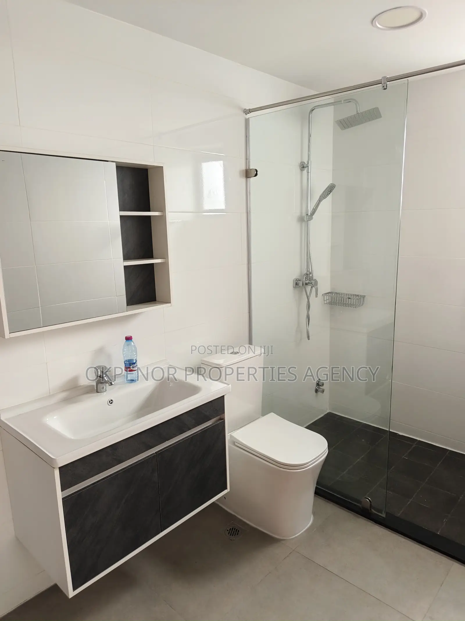 3bdrm House in Opposite Labone Road, Accra Metropolitan for sale