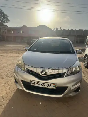 Toyota Vitz 1.3 FWD 5dr 2013 Silver
