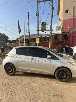 Toyota Vitz 1.3 FWD 5dr 2013 Silver