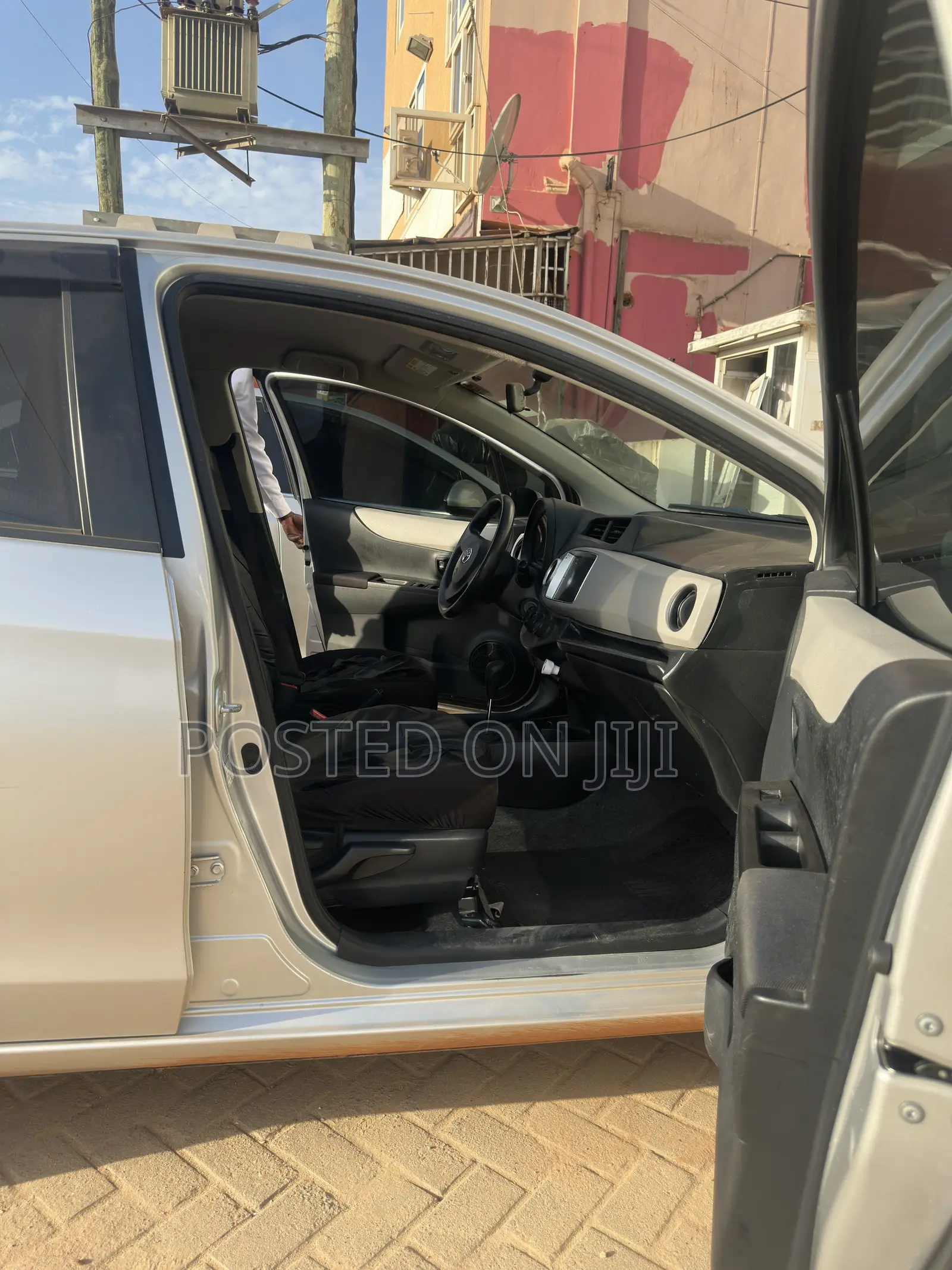 Toyota Vitz 1.3 FWD 5dr 2013 Silver