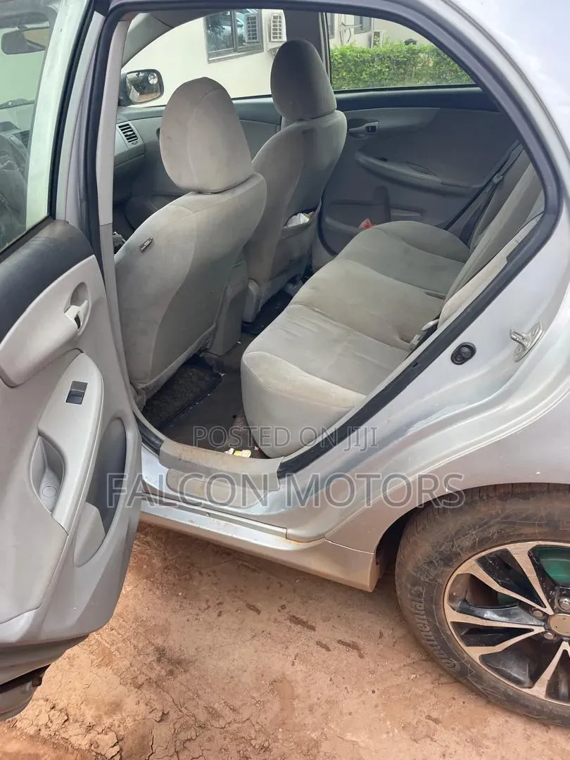 Toyota Corolla LE Special Edition 4dr Sedan (1.8L 4cyl 4A) 2013 Silver
