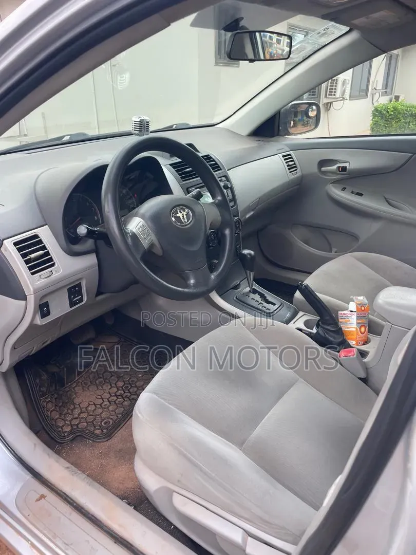 Toyota Corolla LE Special Edition 4dr Sedan (1.8L 4cyl 4A) 2013 Silver