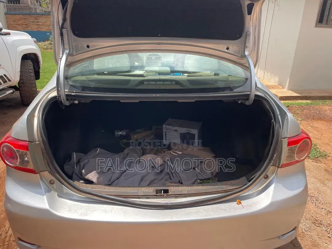 Toyota Corolla LE Special Edition 4dr Sedan (1.8L 4cyl 4A) 2013 Silver