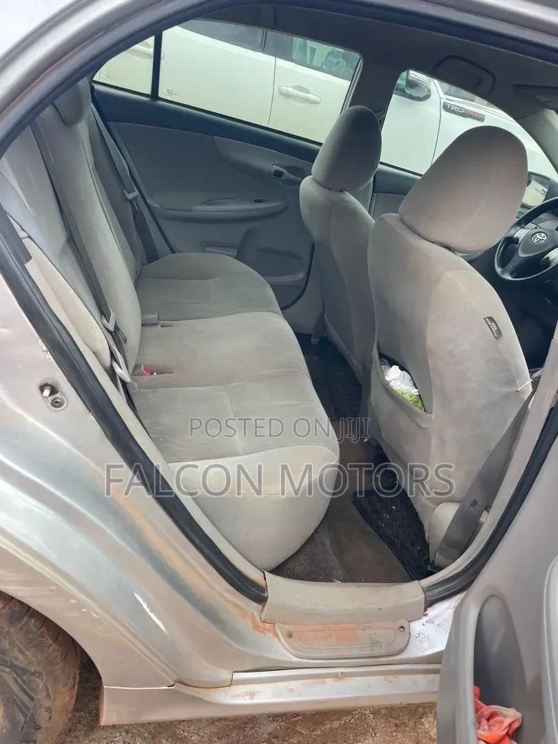 Toyota Corolla LE Special Edition 4dr Sedan (1.8L 4cyl 4A) 2013 Silver