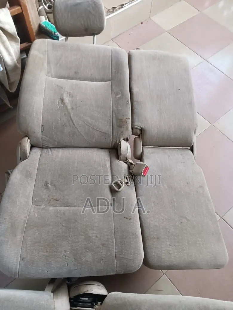 Toyota Voxy Middle Seat