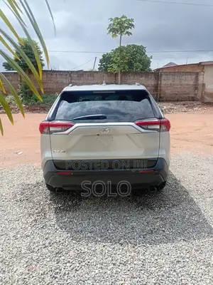 Toyota RAV4 XLE FWD 2020 Silver