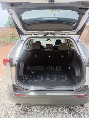 Toyota RAV4 XLE FWD 2020 Silver