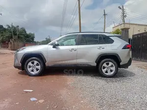 Toyota RAV4 XLE FWD 2020 Silver