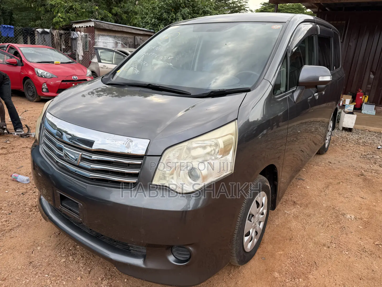 Toyota Noah 2.0 158hp FWD (8 Seater) 2011 Gray