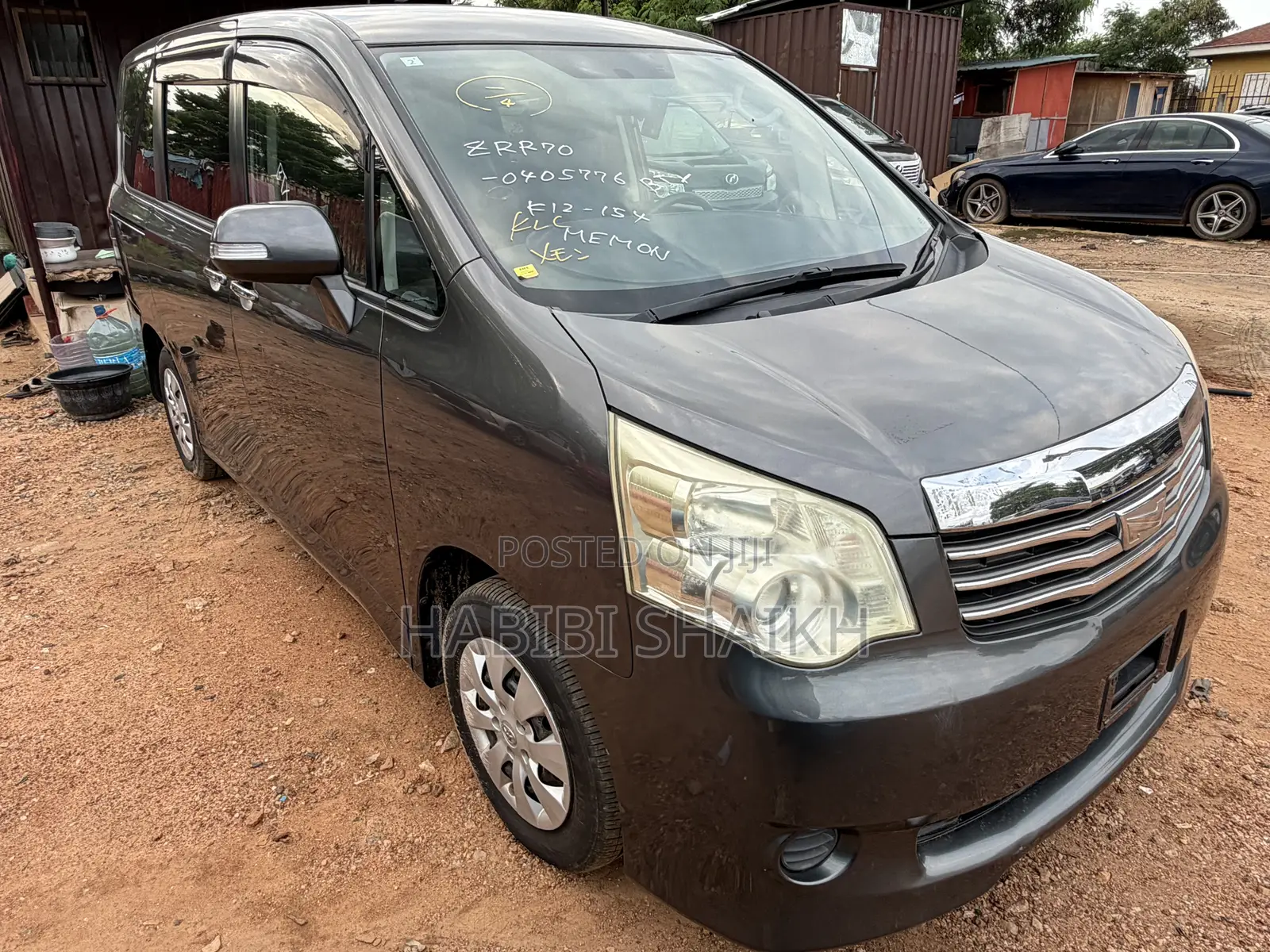 Toyota Noah 2.0 158hp FWD (8 Seater) 2011 Gray