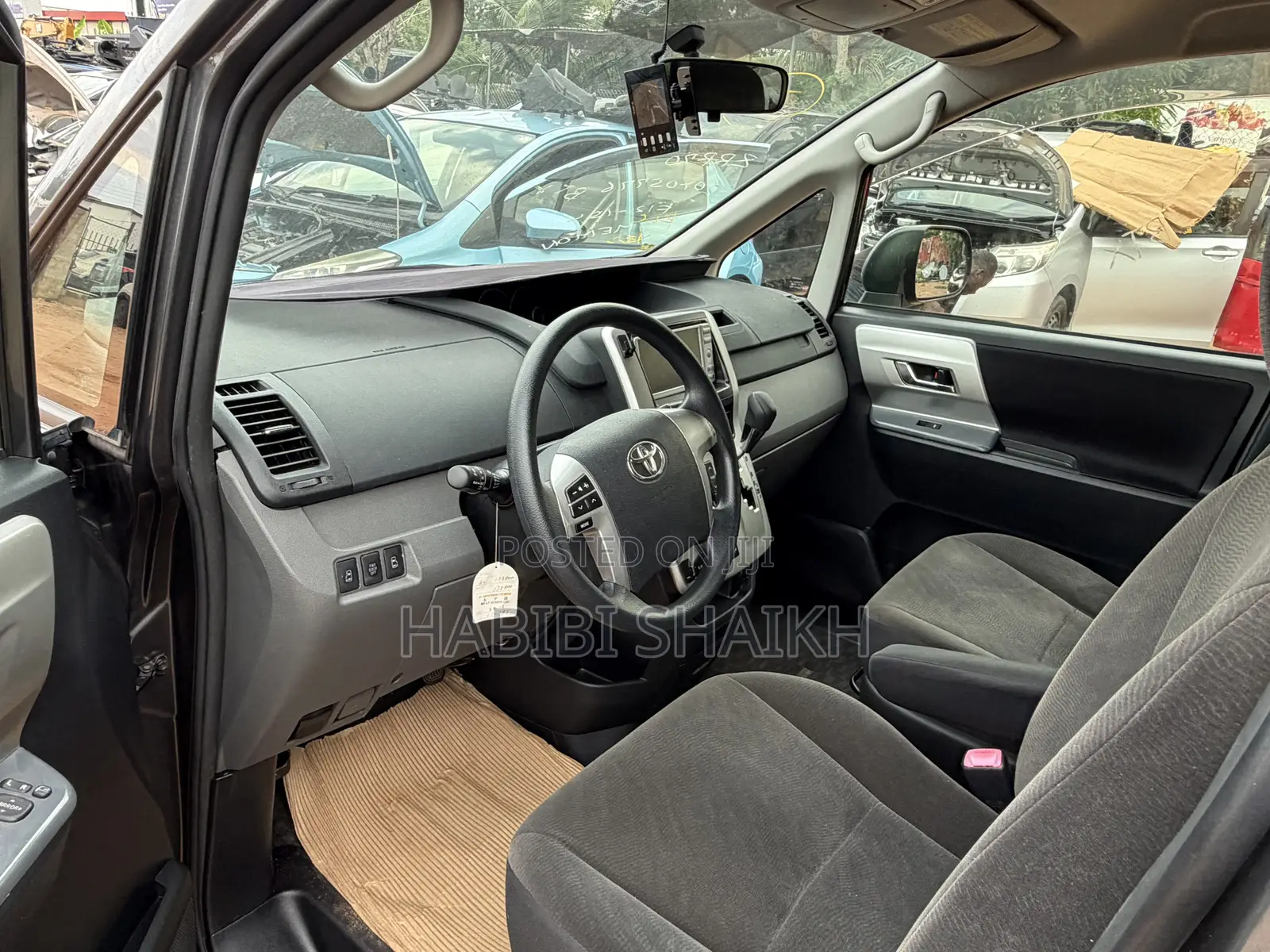 Toyota Noah 2.0 158hp FWD (8 Seater) 2011 Gray