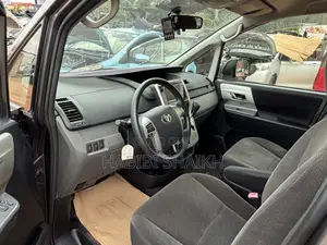 Toyota Noah 2.0 158hp FWD (8 Seater) 2011 Gray