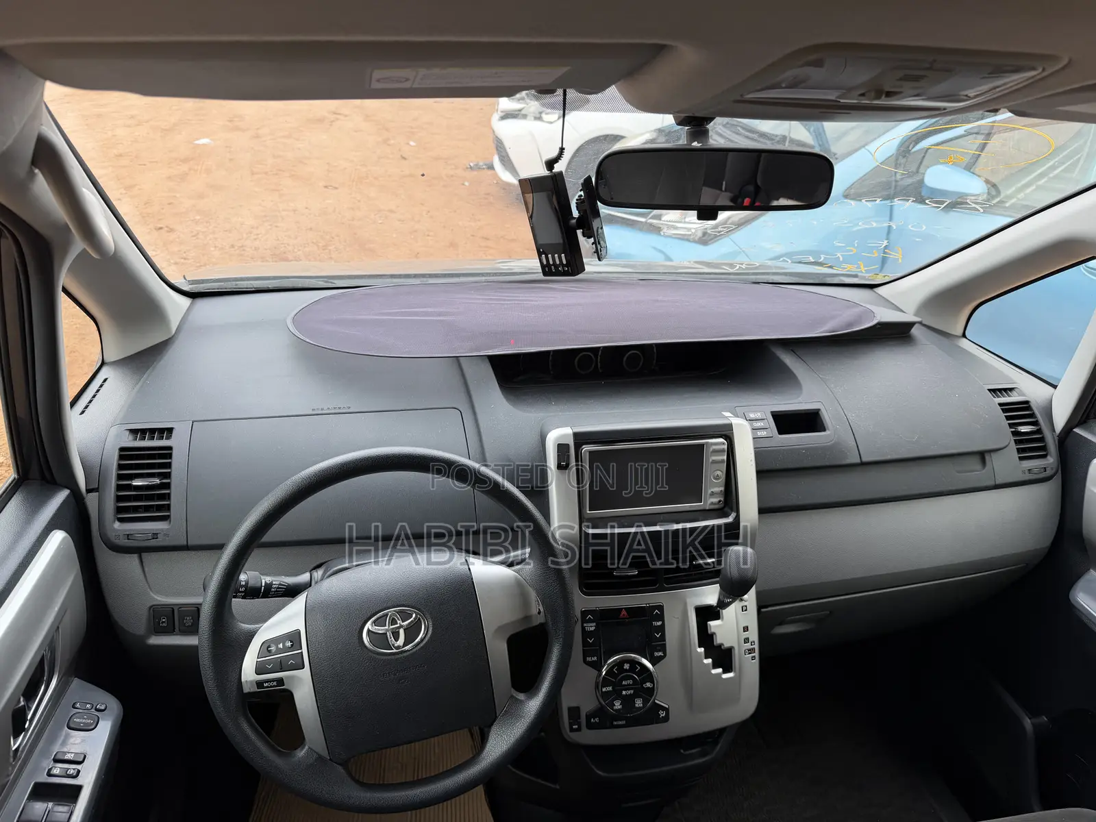 Toyota Noah 2.0 158hp FWD (8 Seater) 2011 Gray