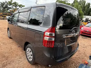 Toyota Noah 2.0 158hp FWD (8 Seater) 2011 Gray
