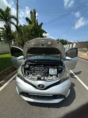 Toyota Vitz 1.3 AWD 3dr 2015 Gray