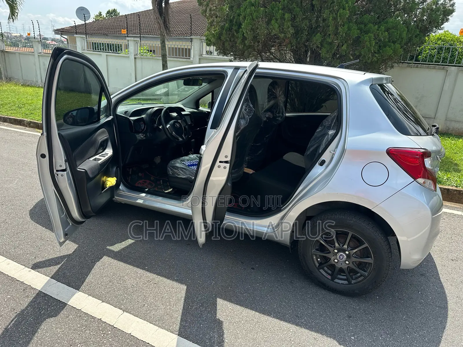 Toyota Vitz 1.3 AWD 3dr 2015 Gray