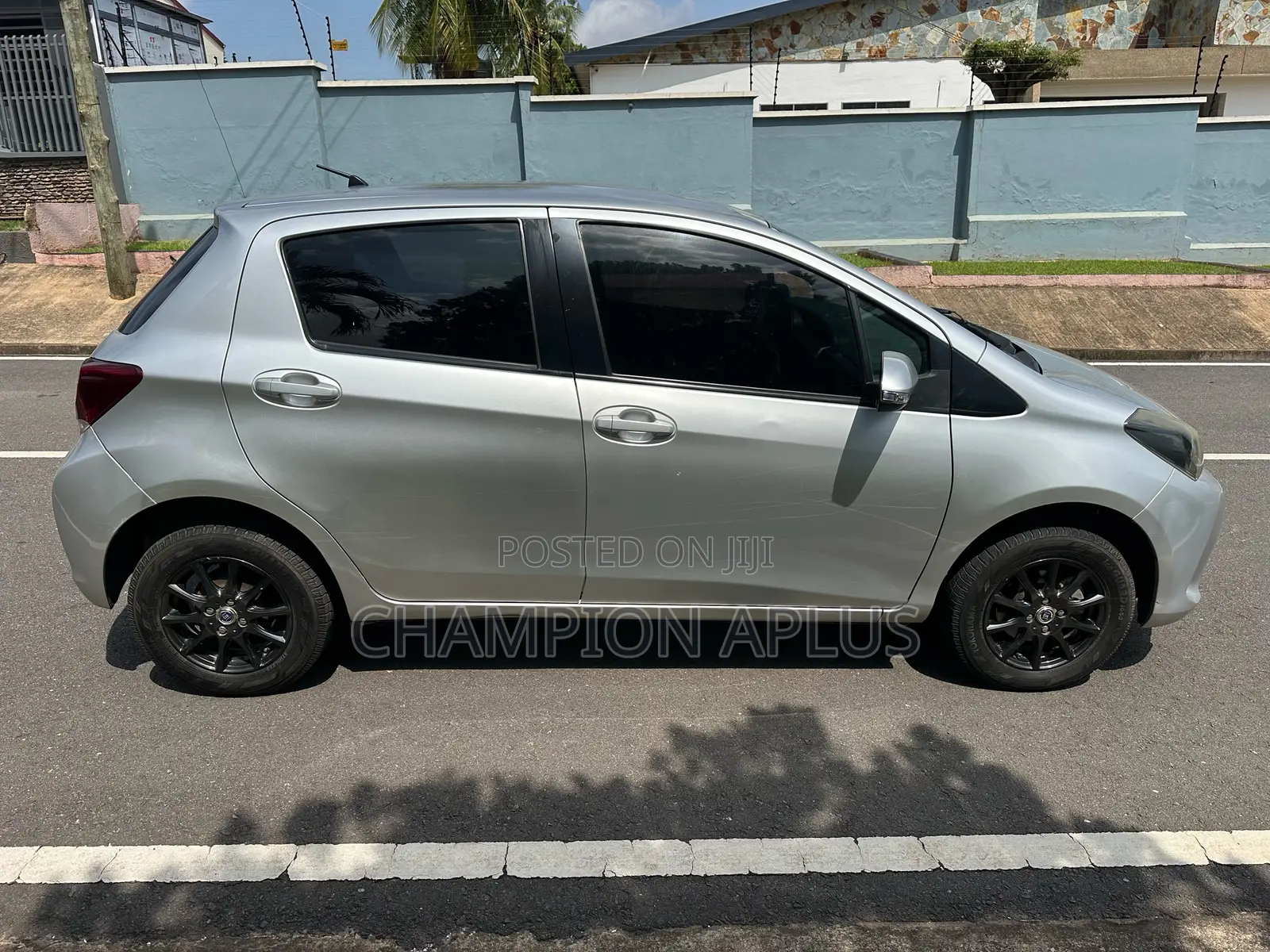 Toyota Vitz 1.3 AWD 3dr 2015 Gray