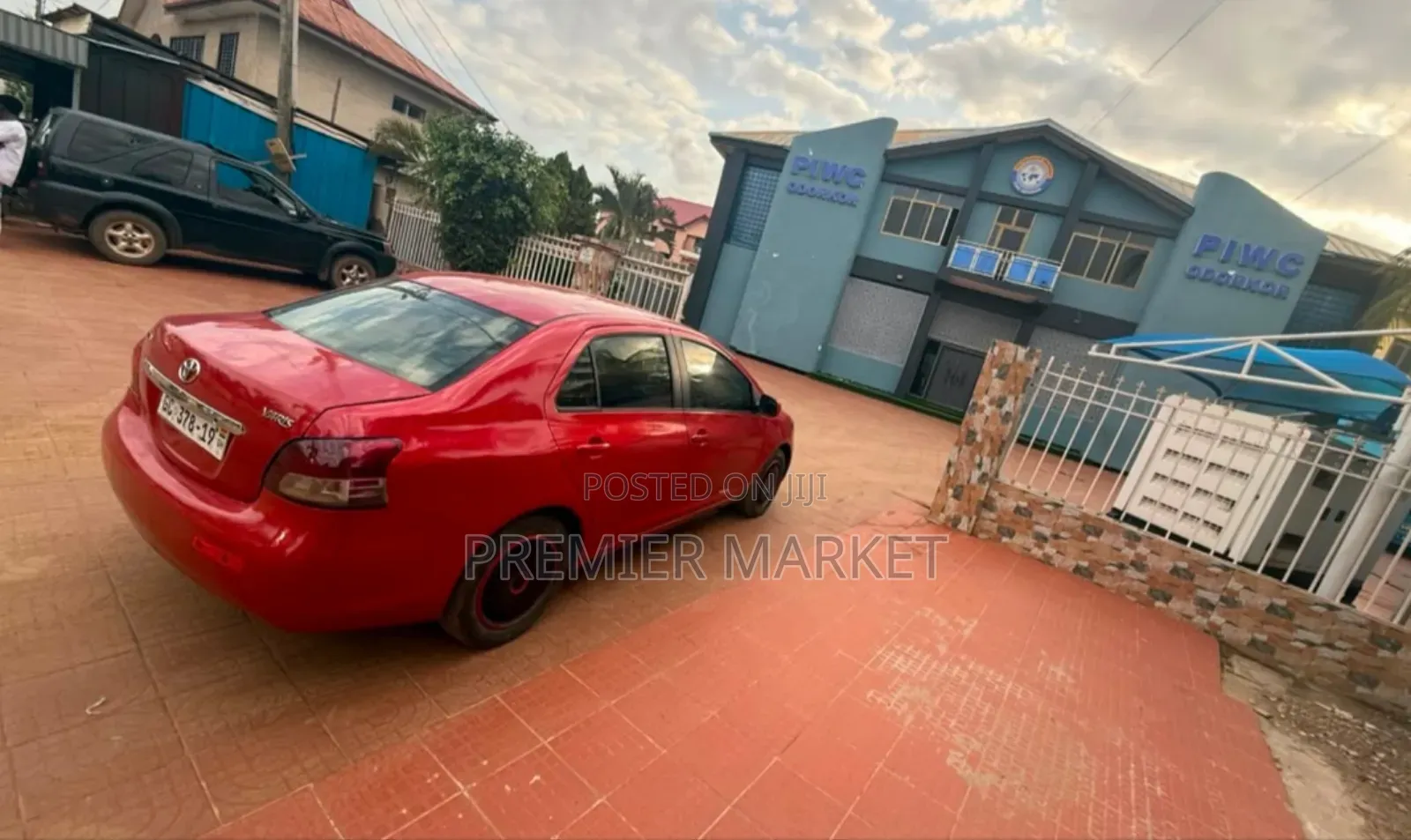 Toyota Yaris Base Sedan 4dr 2010 Red