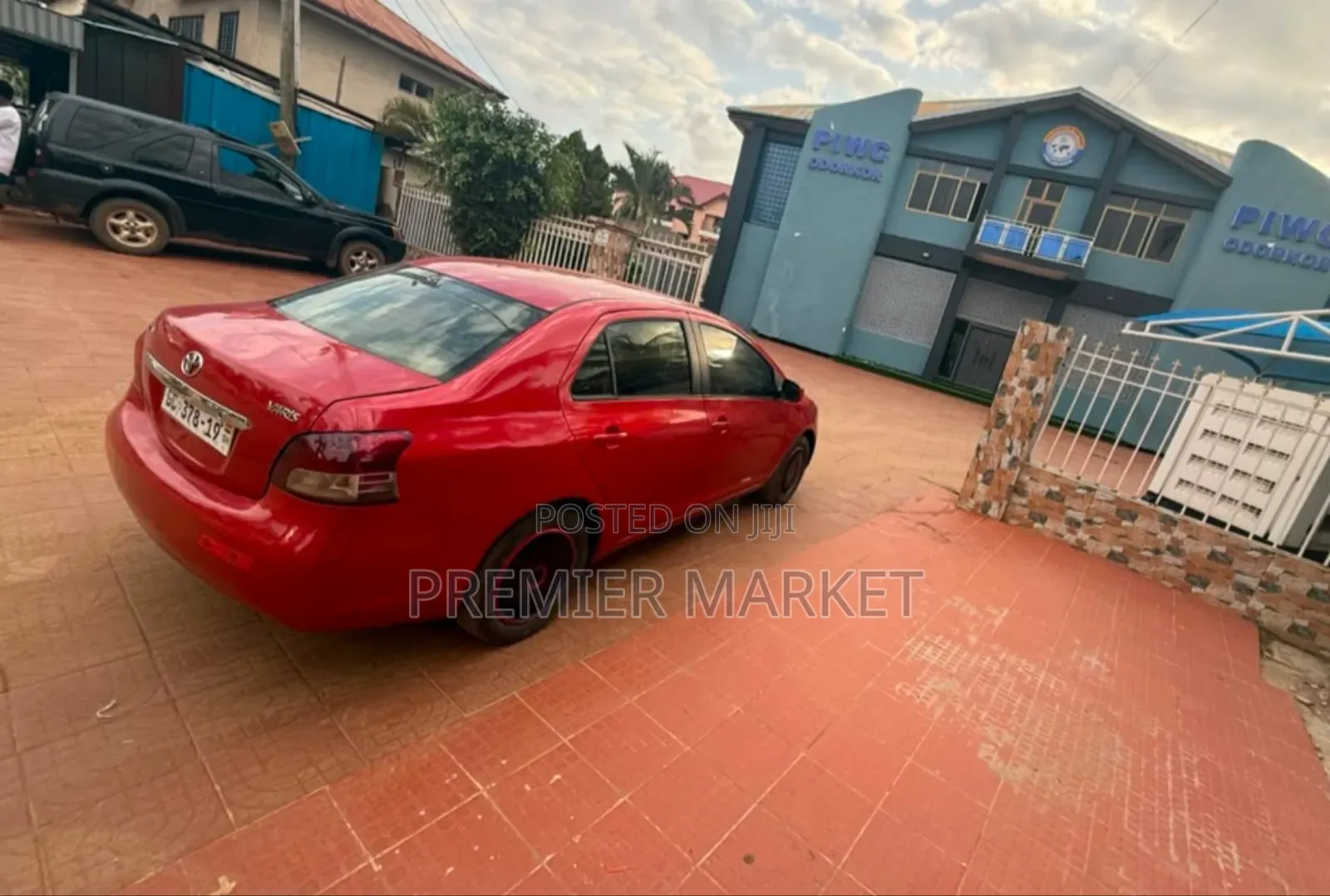 Toyota Yaris Base Sedan 4dr 2010 Red