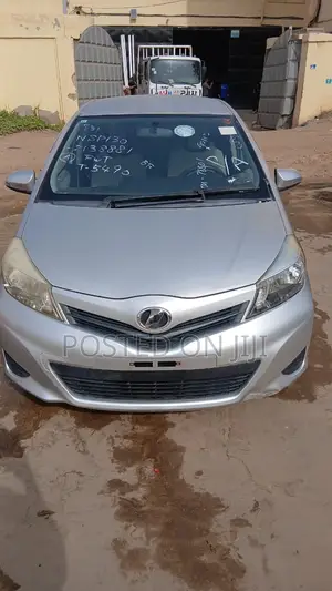 Toyota Vitz 1.3 FWD 5dr 2013 Silver