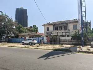 6bdrm House in Osu, Accra Metropolitan for sale