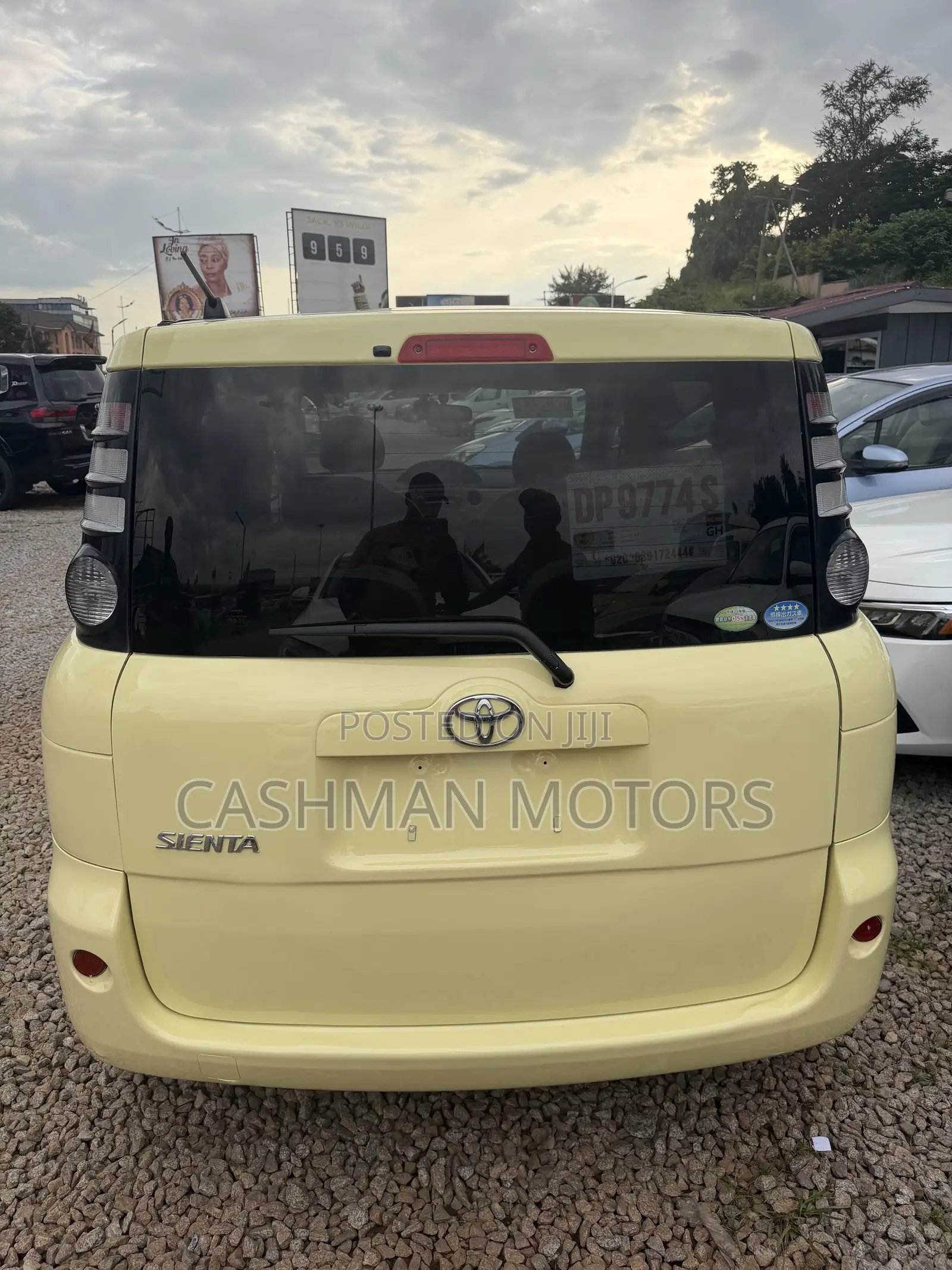 Toyota Sienta 1.5 AWD 2010 Yellow