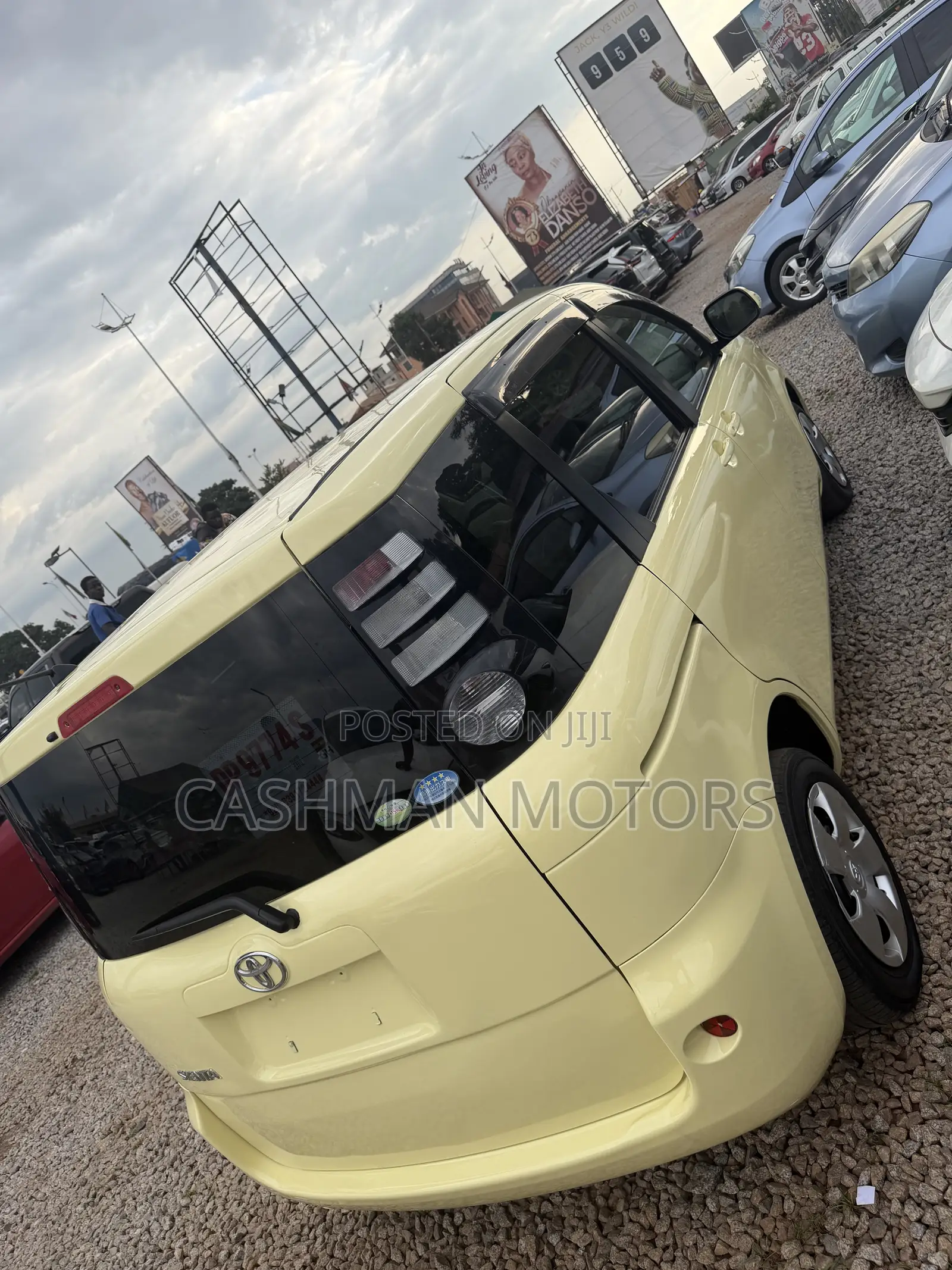 Toyota Sienta 1.5 AWD 2010 Yellow