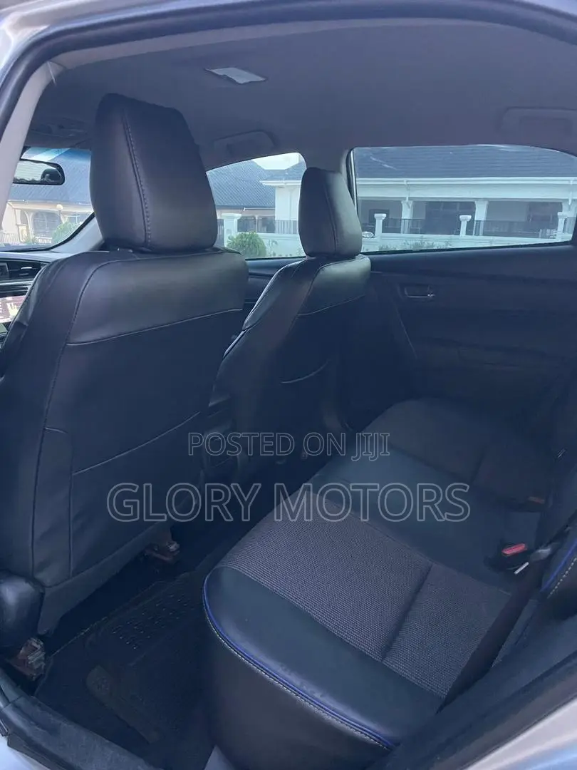 Toyota Corolla SE (1.8L 4cyl 6M) 2018 Silver