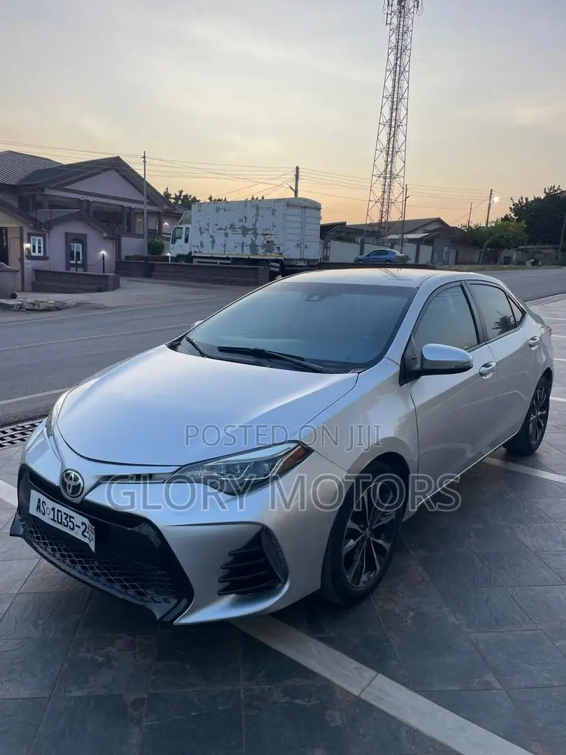 Toyota Corolla SE (1.8L 4cyl 6M) 2018 Silver