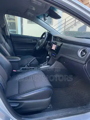 Toyota Corolla SE (1.8L 4cyl 6M) 2018 Silver