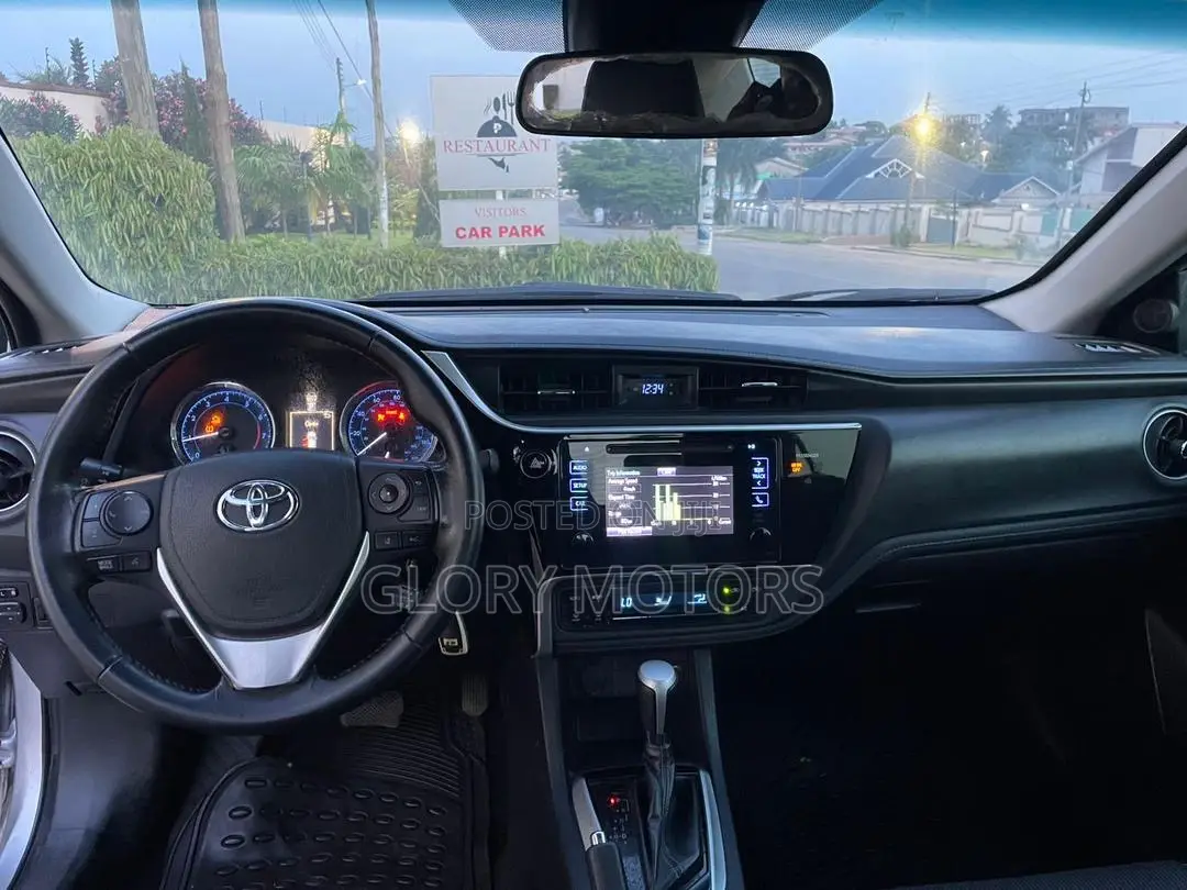 Toyota Corolla SE (1.8L 4cyl 6M) 2018 Silver