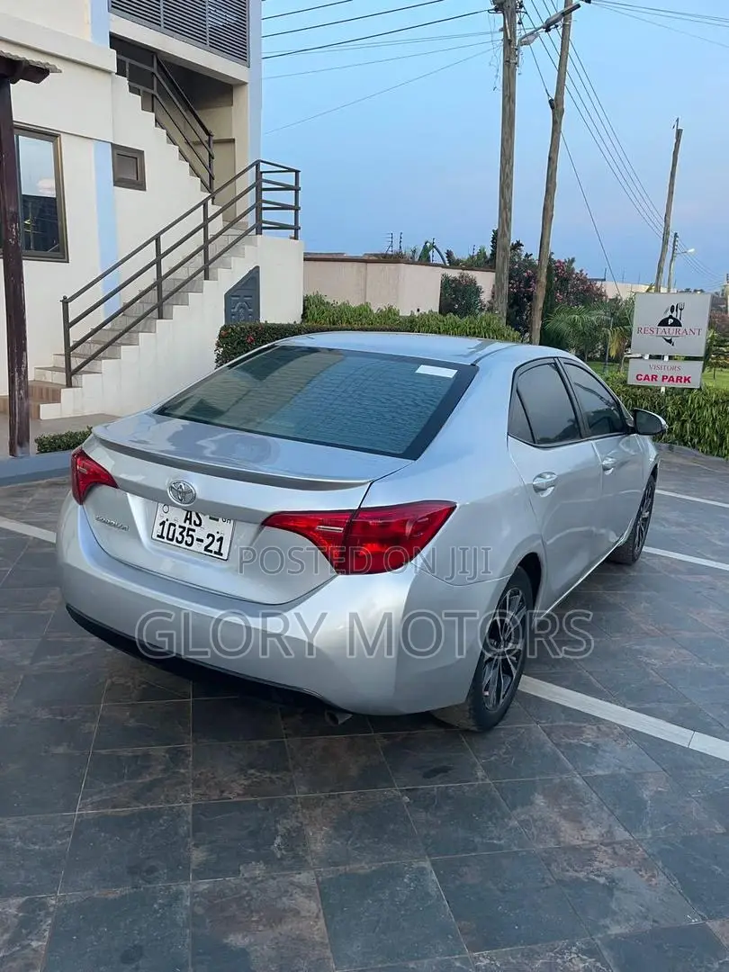 Toyota Corolla SE (1.8L 4cyl 6M) 2018 Silver