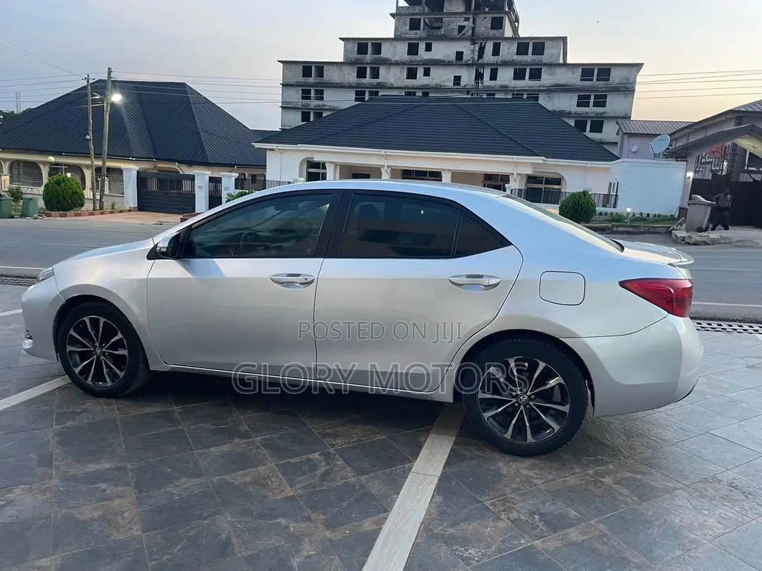 Toyota Corolla SE (1.8L 4cyl 6M) 2018 Silver