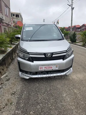 Toyota Voxy 2016 Silver