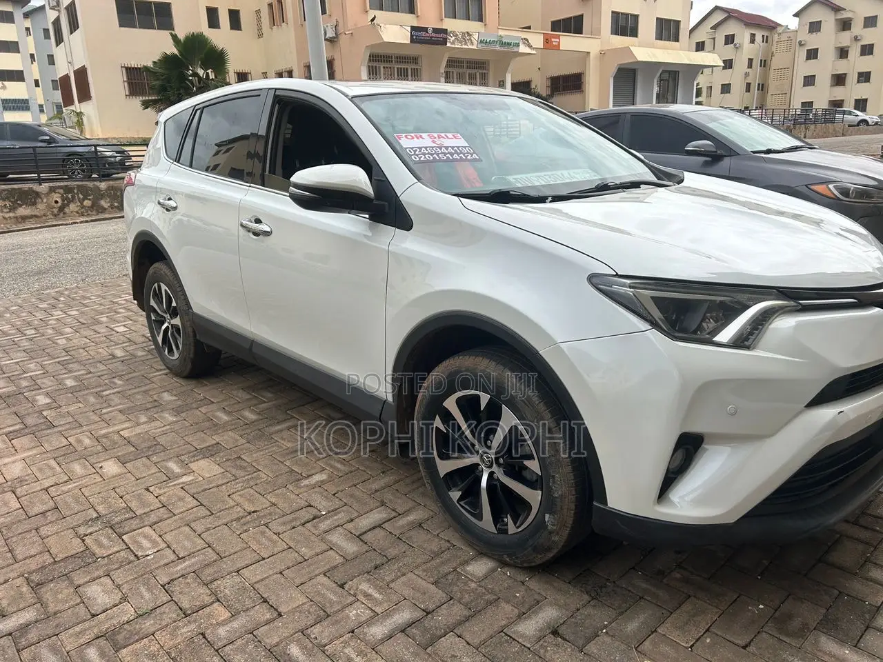Toyota RAV4 LE 4dr SUV (2.5L 4cyl 6A) 2018 White
