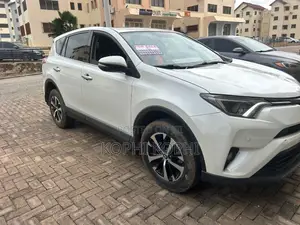 Toyota RAV4 LE 4dr SUV (2.5L 4cyl 6A) 2018 White