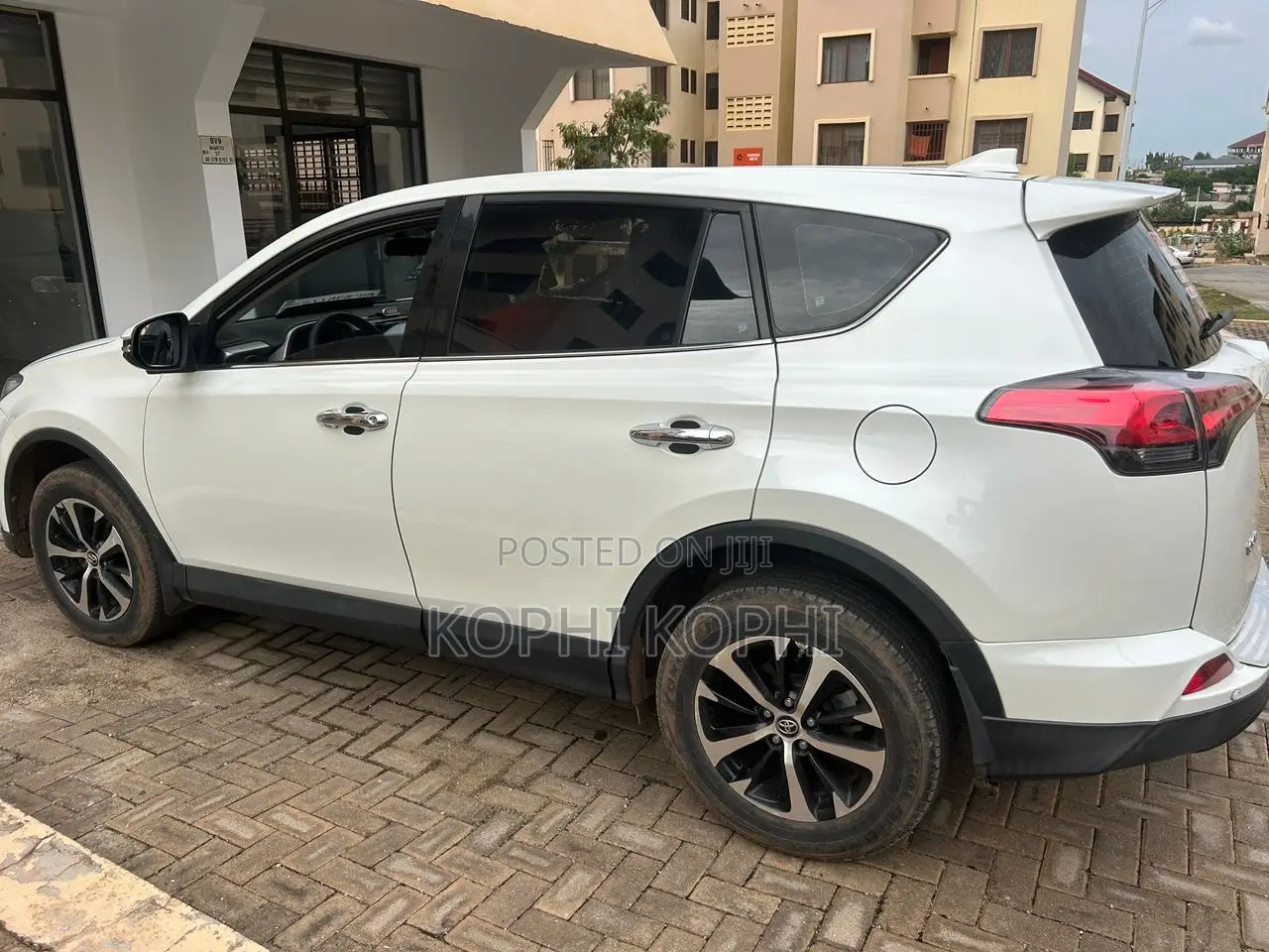 Toyota RAV4 LE 4dr SUV (2.5L 4cyl 6A) 2018 White