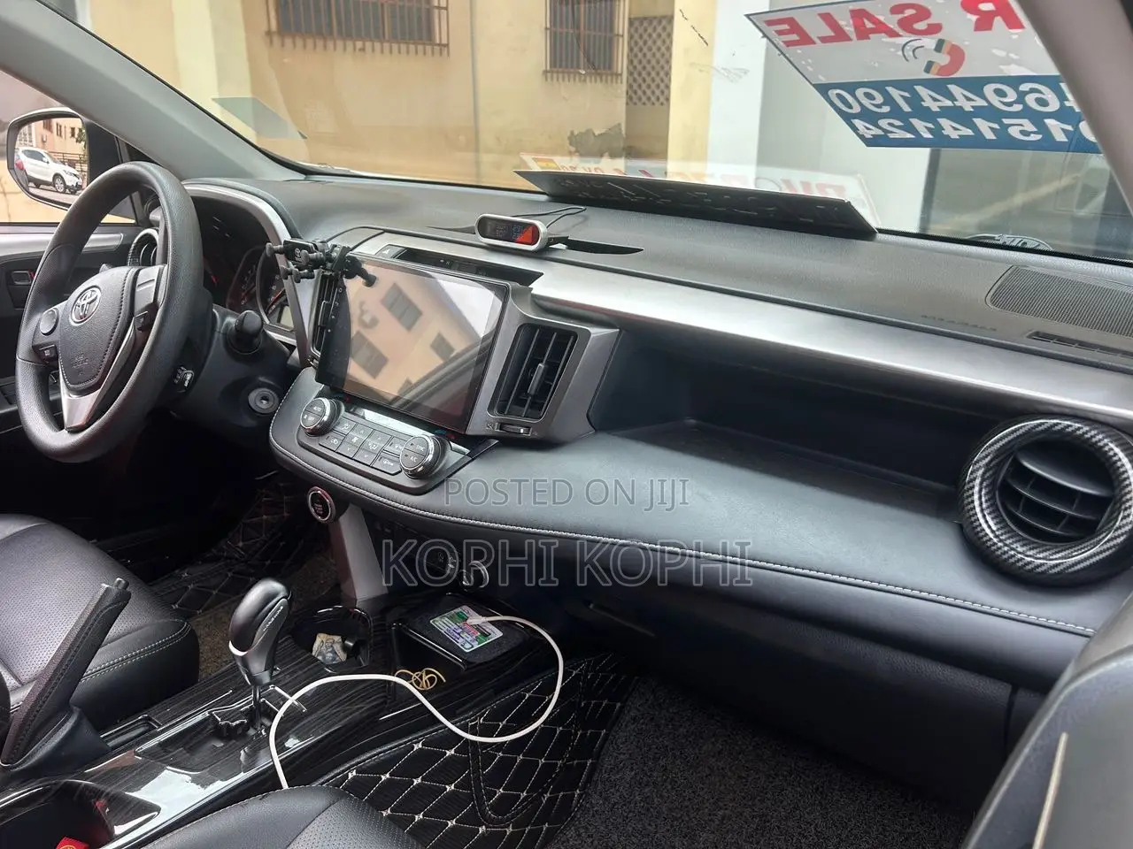 Toyota RAV4 LE 4dr SUV (2.5L 4cyl 6A) 2018 White