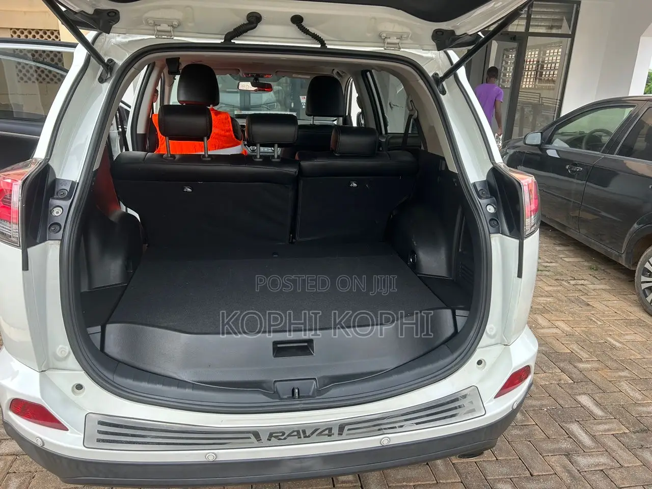 Toyota RAV4 LE 4dr SUV (2.5L 4cyl 6A) 2018 White