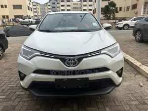 Toyota RAV4 LE 4dr SUV (2.5L 4cyl 6A) 2018 White