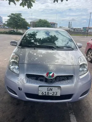 Toyota Vitz 2010 Silver