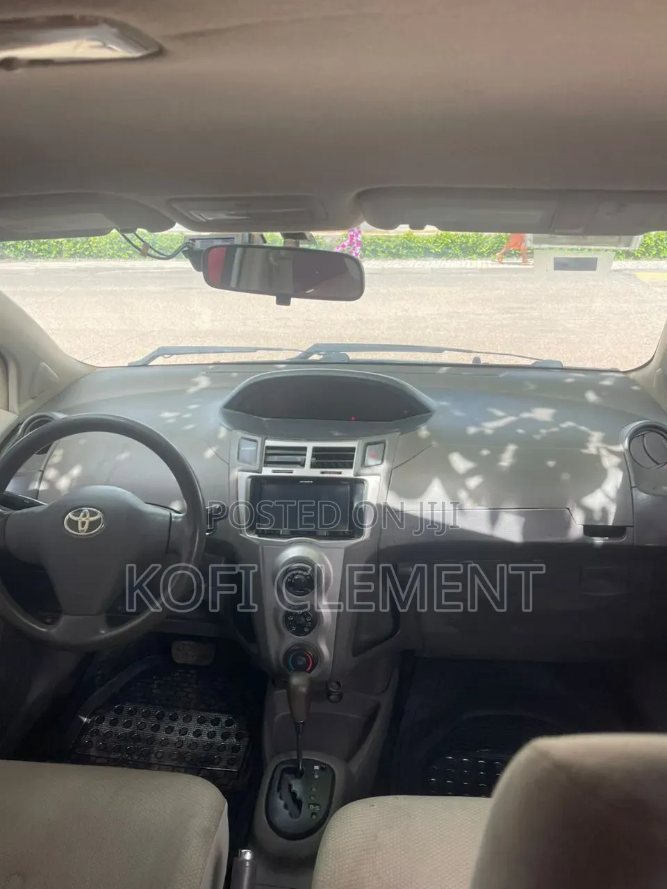 Toyota Vitz 2010 Silver