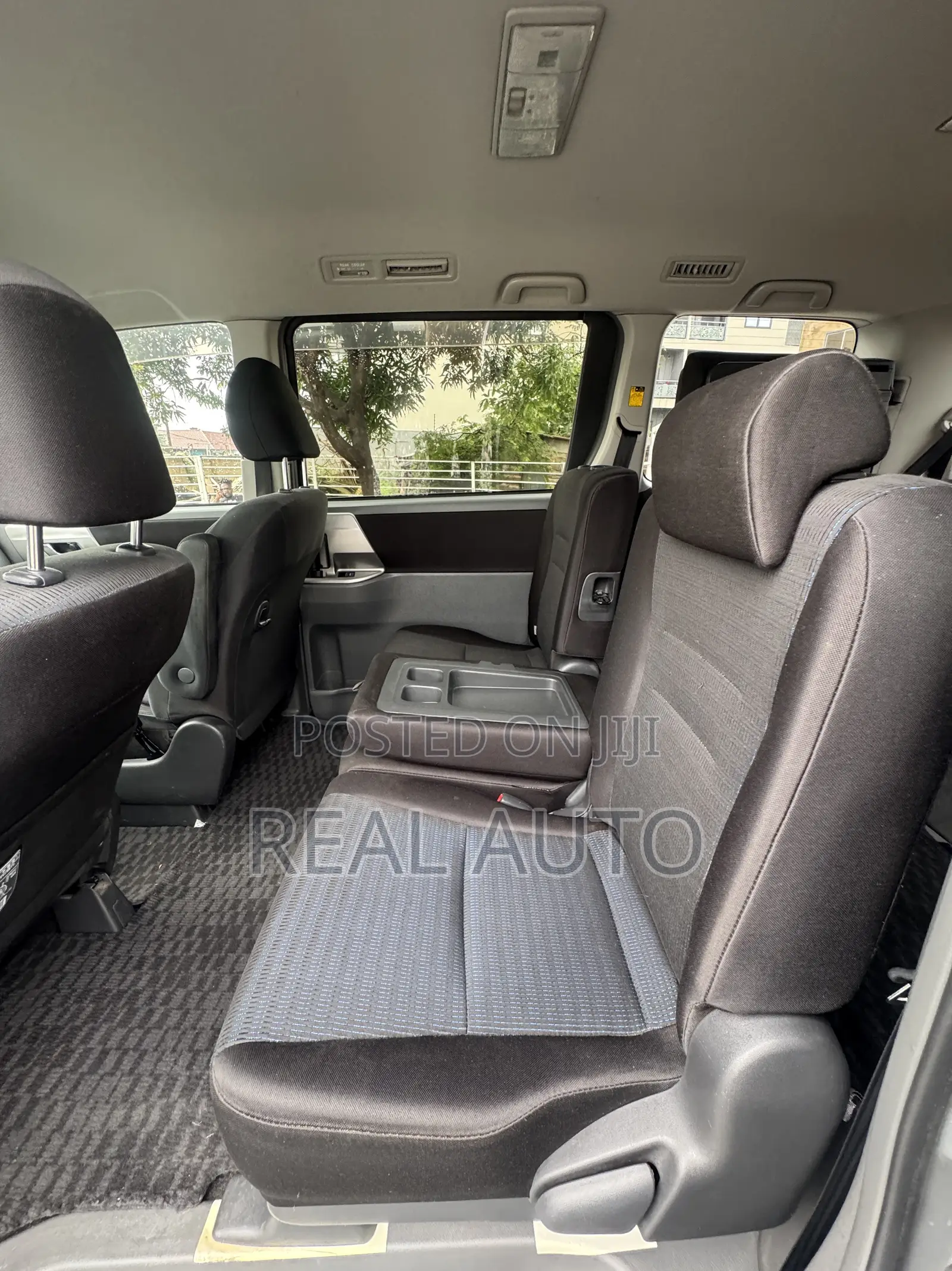 Toyota Voxy SV Premium 2014 Silver