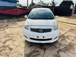 Toyota Yaris LE Hatchback 5dr 2013 White