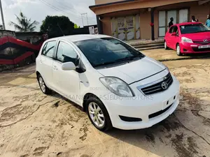 Toyota Yaris LE Hatchback 5dr 2013 White