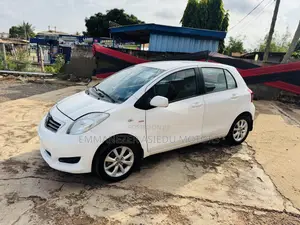 Toyota Yaris LE Hatchback 5dr 2013 White