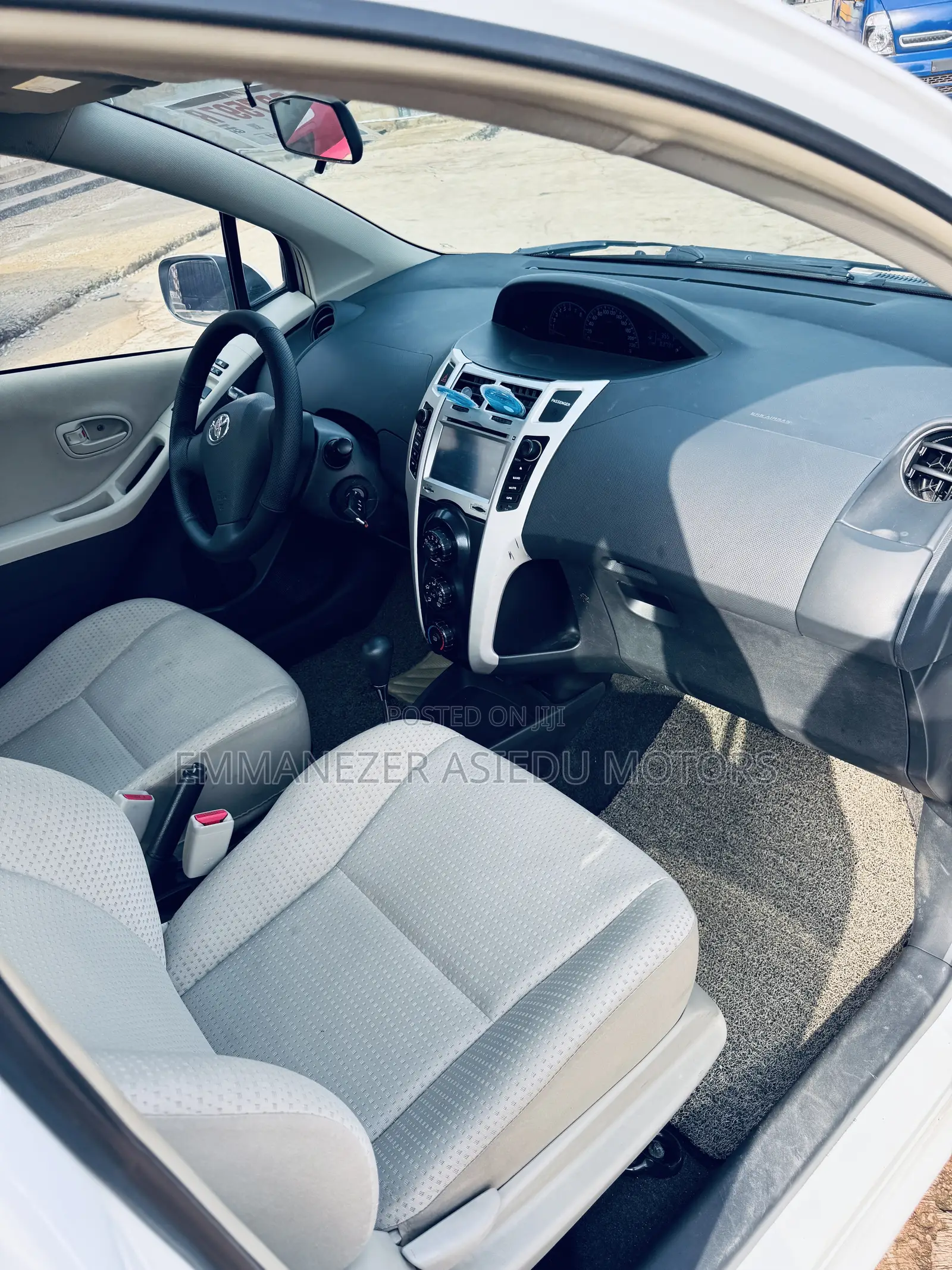 Toyota Yaris LE Hatchback 5dr 2013 White