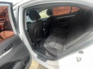 Hyundai Elantra 2022 White