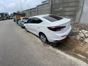 Hyundai Elantra 2022 White