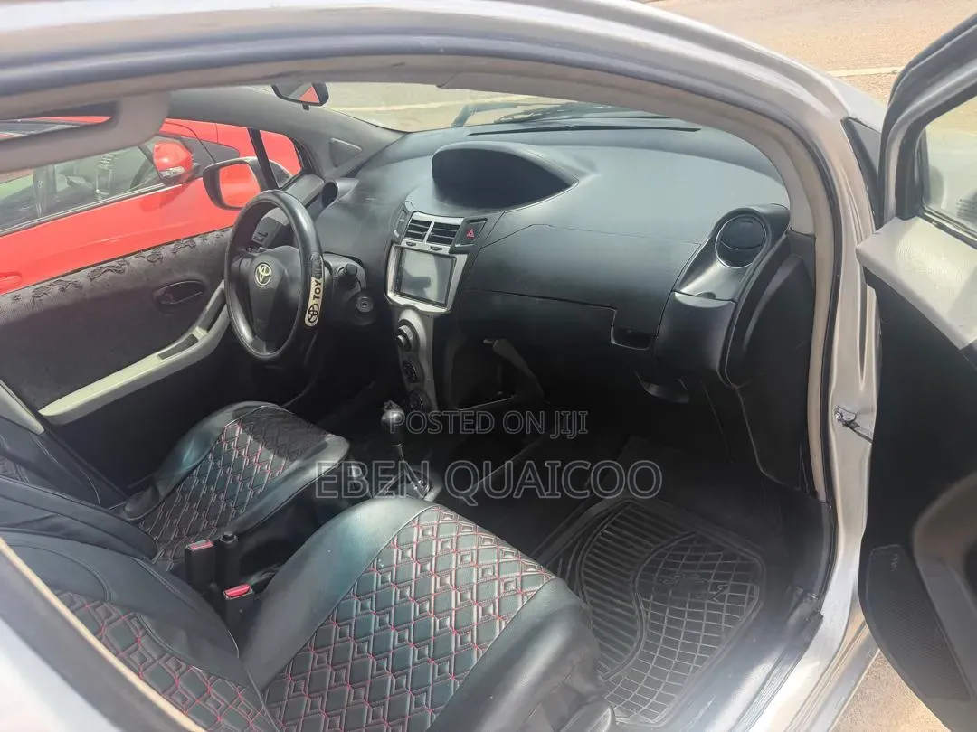 Toyota Vitz 2010 Silver